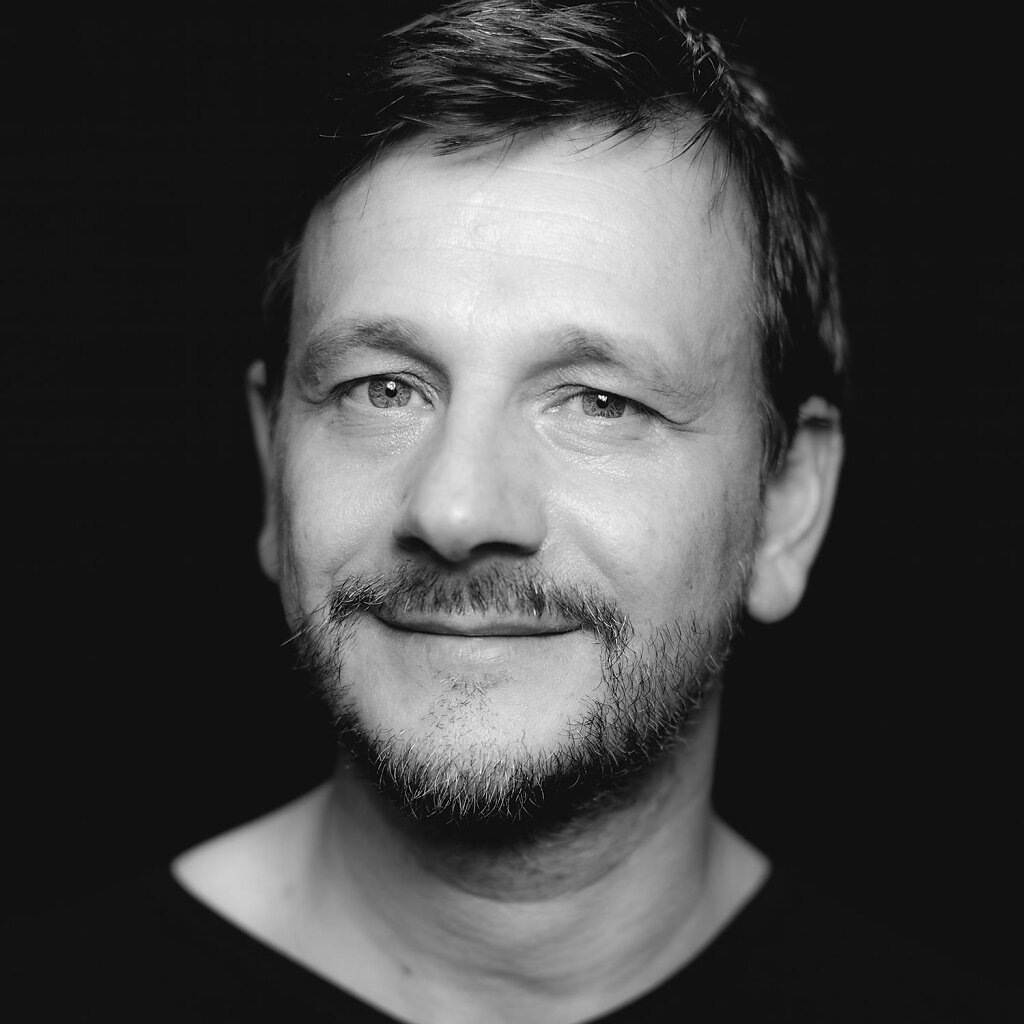 Carsten-Peter-Portrait-Schwarz-Weiss.jpg